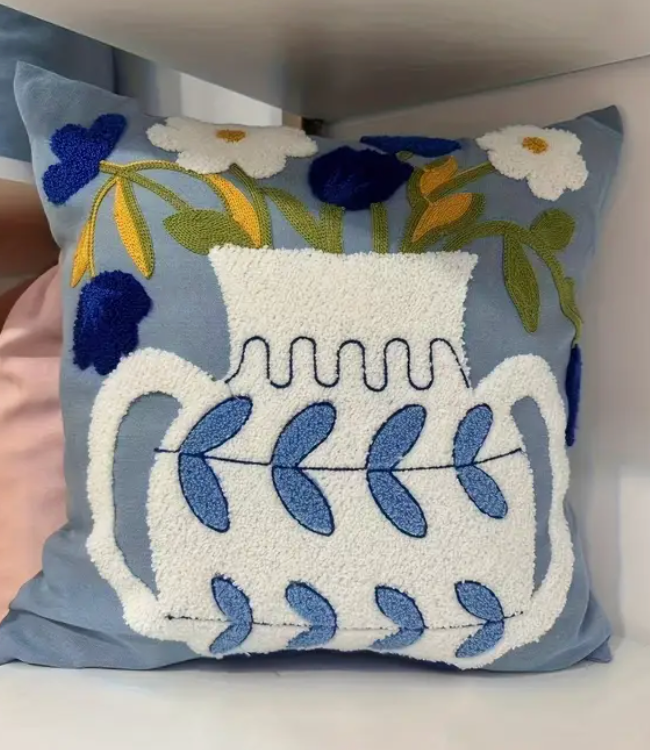 Tulip & Rose – Gestickte Kissen mit Blumenvase