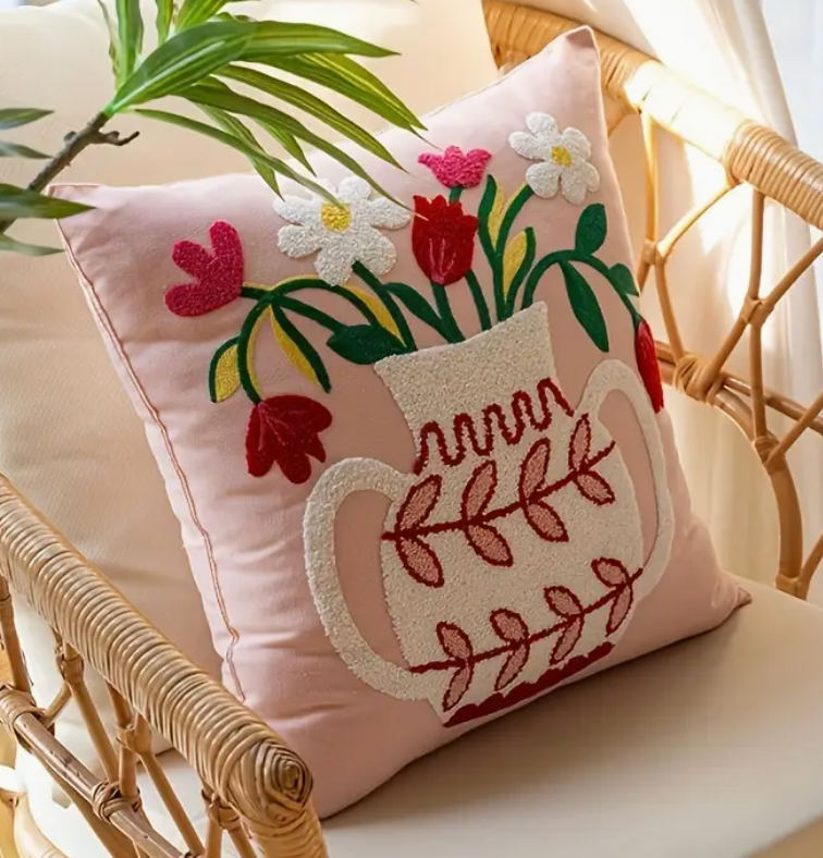 Tulip & Rose – Gestickte Kissen mit Blumenvase
