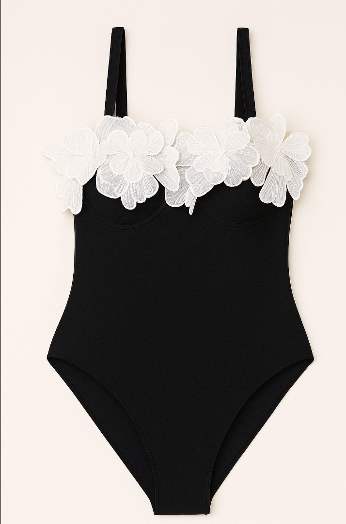 „Fleur Noire“ – Eleganter Curvy- Badeanzug mit Blumen-Applikation