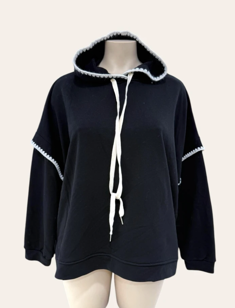 Hoodie „Soft Contrast“ – Schwarzer Oversize-Hoodie mit Zierkante