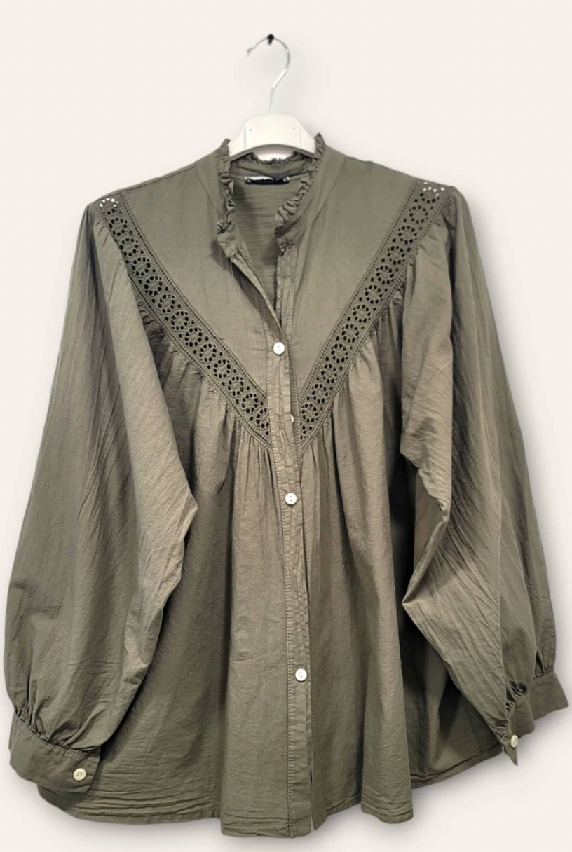Bluse „Josephine“ – Vintage-inspirierte Baumwollbluse mit Spitzenbesatz