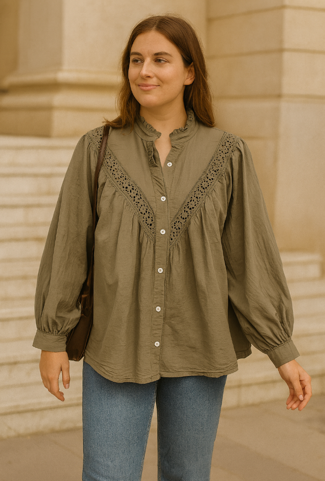 Bluse „Josephine“ – Vintage-inspirierte Baumwollbluse mit Spitzenbesatz