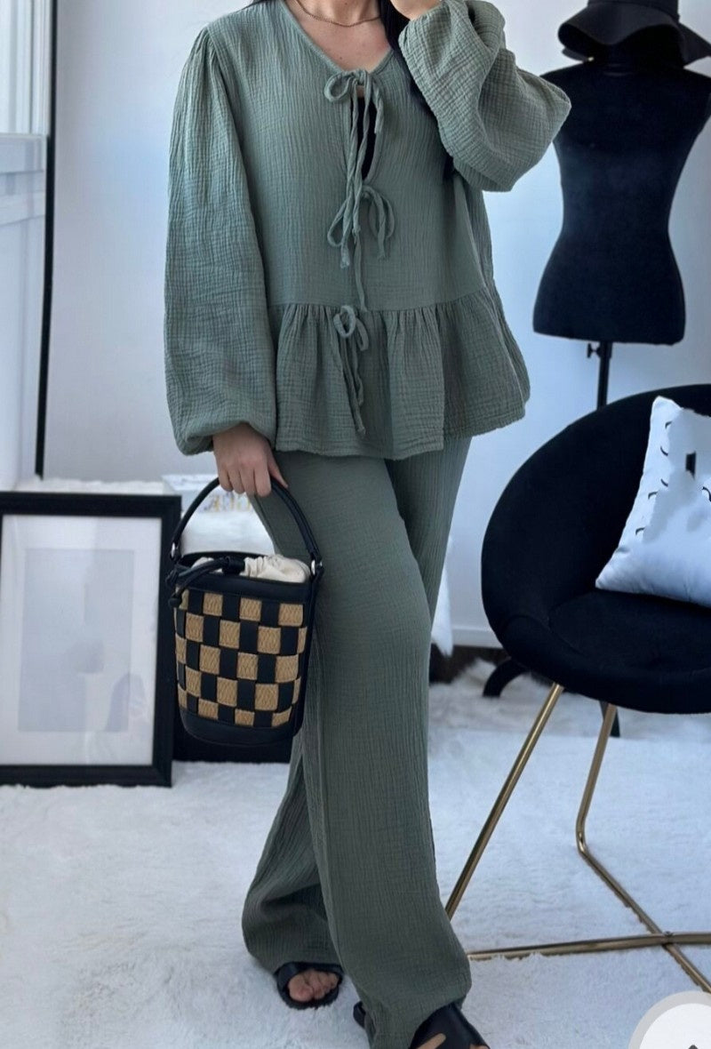 Zweiteiler „Noelle“ – Khaki Musselin-Set mit Schleifenbluse & Hose
