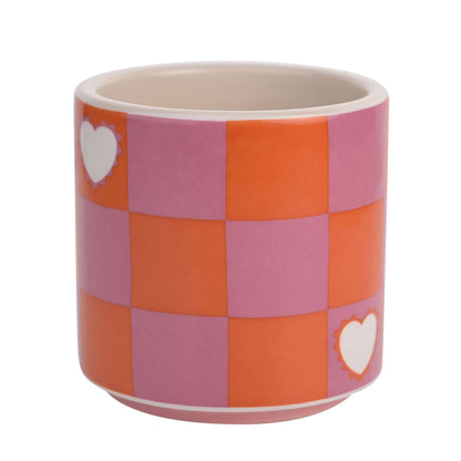 Tasse mit Himbeerblüten-Karomuster und Herz
