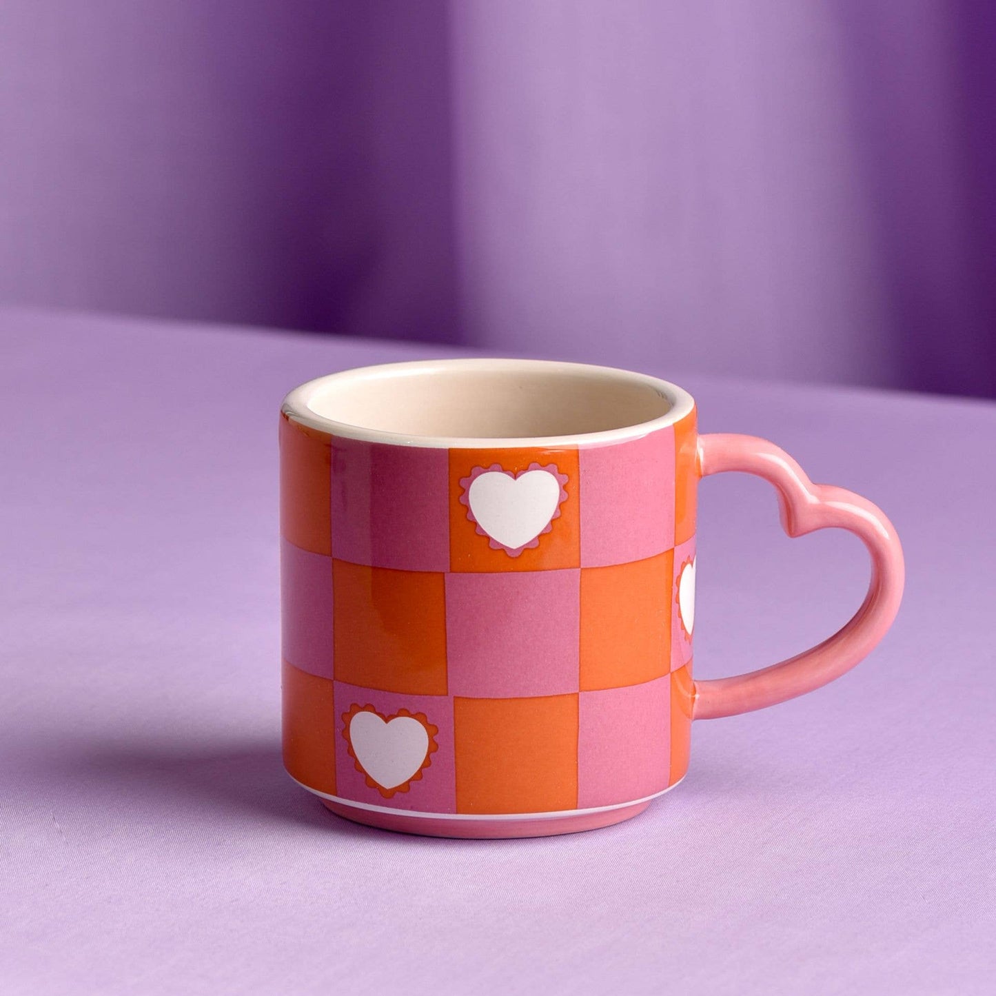 Tasse mit Himbeerblüten-Karomuster und Herz