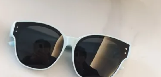 Sonnenbrille „Skyline Square“ – Statement in Himmelblau mit Vollrahmen
