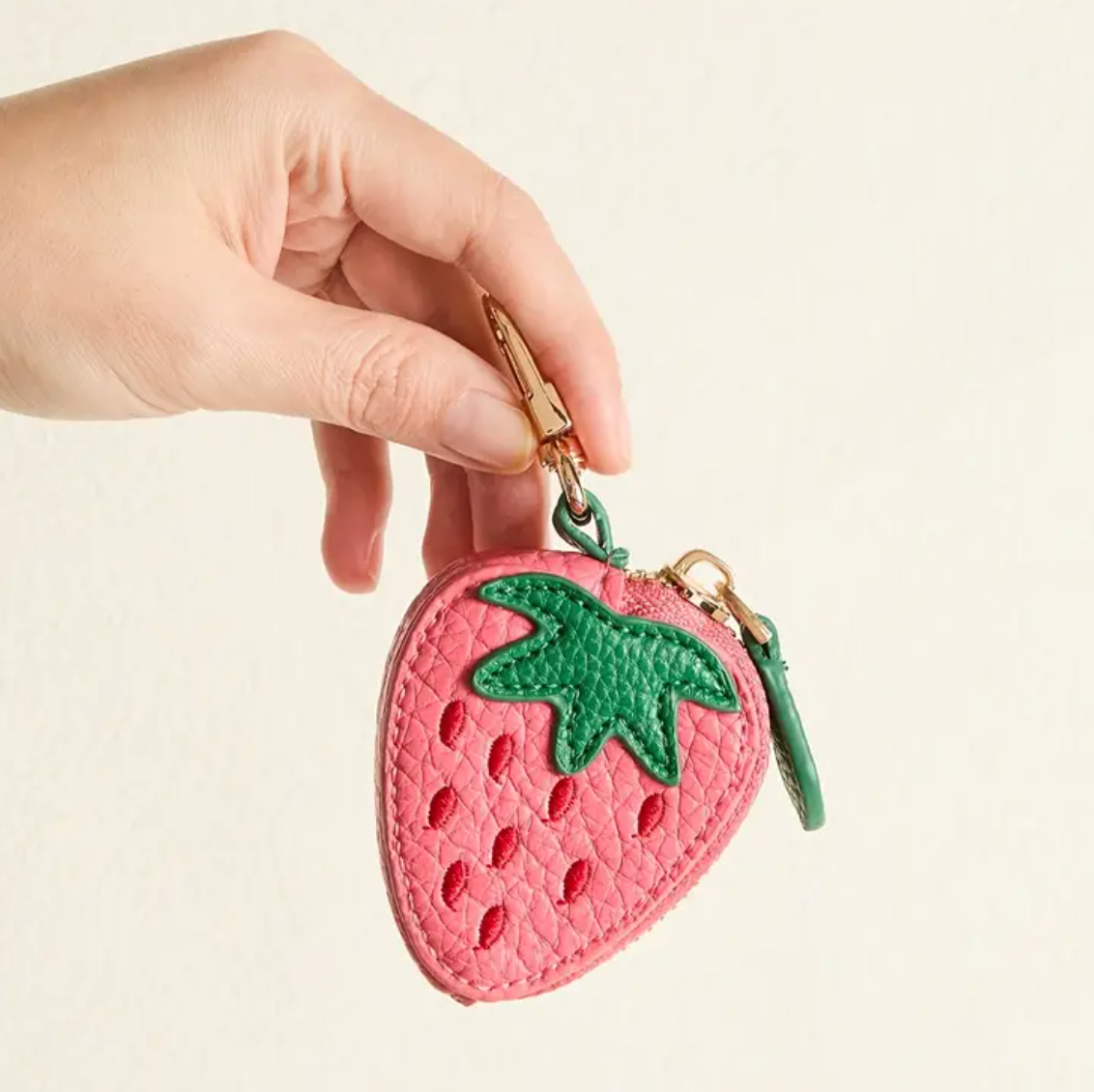 Berry Cute – Erdbeer-Schlüsselanhänger mit Mini-Münzfach aus Kunstleder