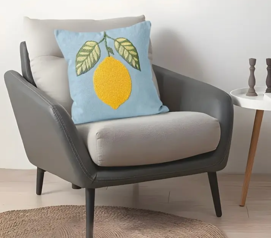 Lemon Love – Sommerliches Kissen mit Zitronenprint auf Hellblau