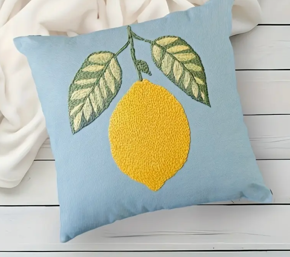 Lemon Love – Sommerliches Kissen mit Zitronenprint auf Hellblau