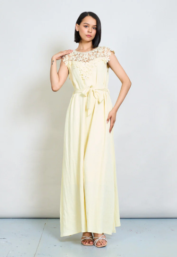 „Florina“ – Maxikleid mit Häkelspitze & Perlendetail