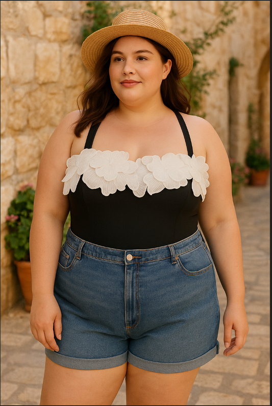 „Fleur Noire“ – Eleganter Curvy- Badeanzug mit Blumen-Applikation