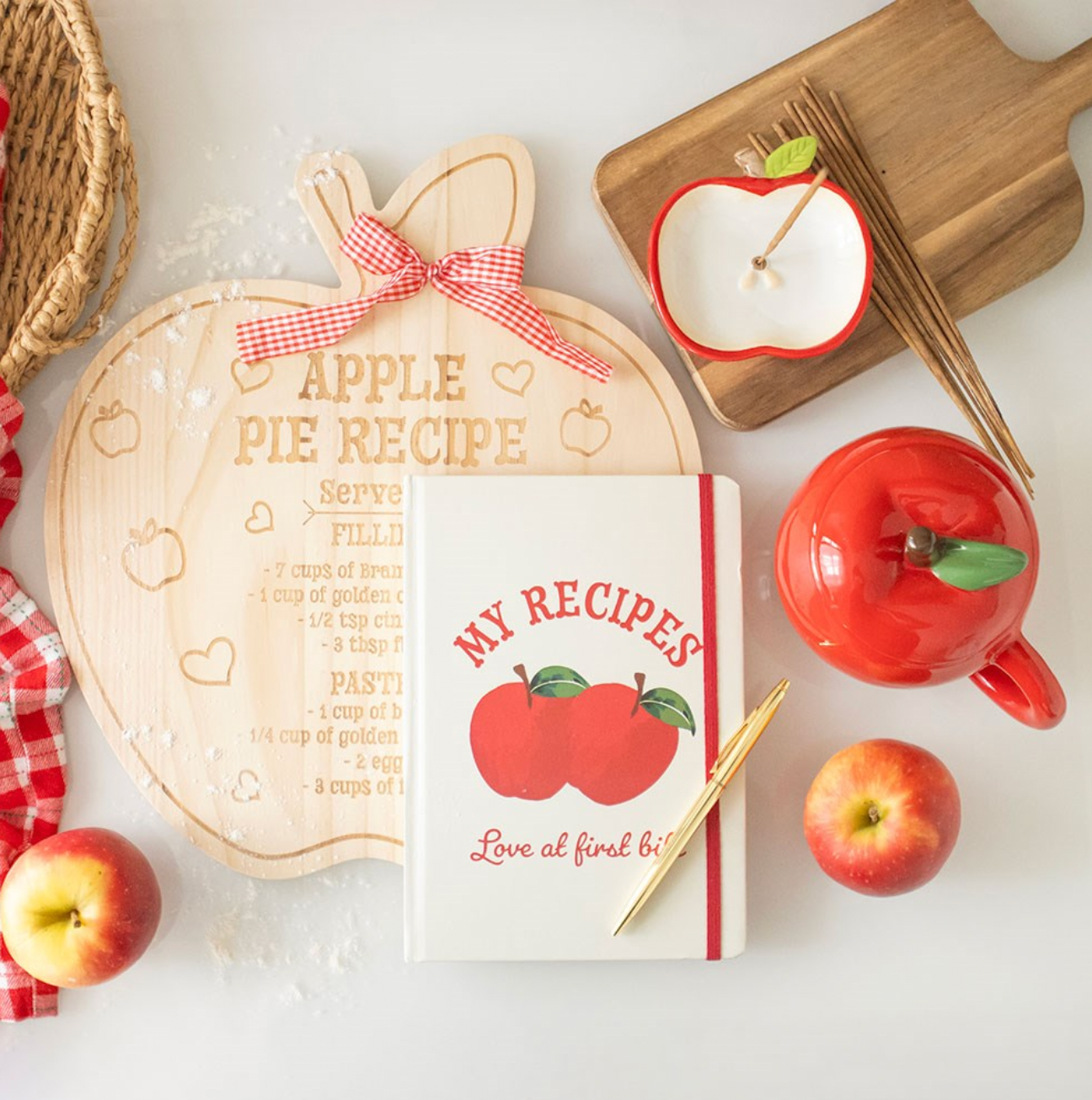 Tasse „Red Delicious“ – Apfel-Keramiktasse mit Deckel (550 ml)