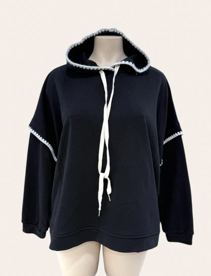 Hoodie „Soft Contrast“ – Schwarzer Oversize-Hoodie mit Zierkante