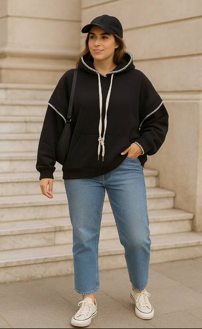 Hoodie „Soft Contrast“ – Schwarzer Oversize-Hoodie mit Zierkante