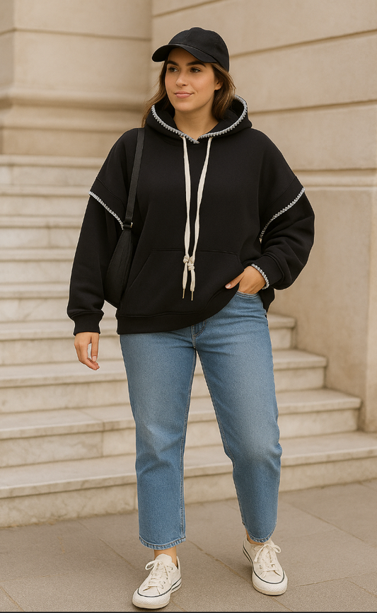 Hoodie „Soft Contrast“ – Schwarzer Oversize-Hoodie mit Zierkante