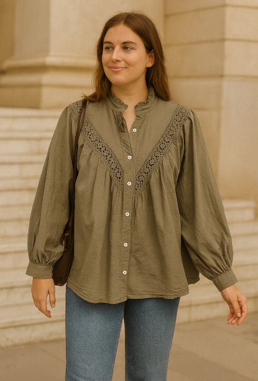 Bluse „Josephine“ – Vintage-inspirierte Baumwollbluse mit Spitzenbesatz