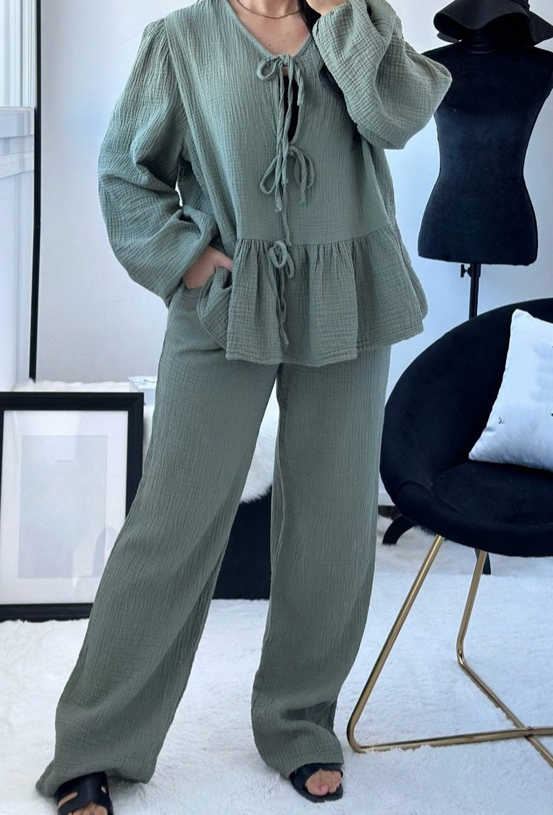 Zweiteiler „Noelle“ – Khaki Musselin-Set mit Schleifenbluse & Hose