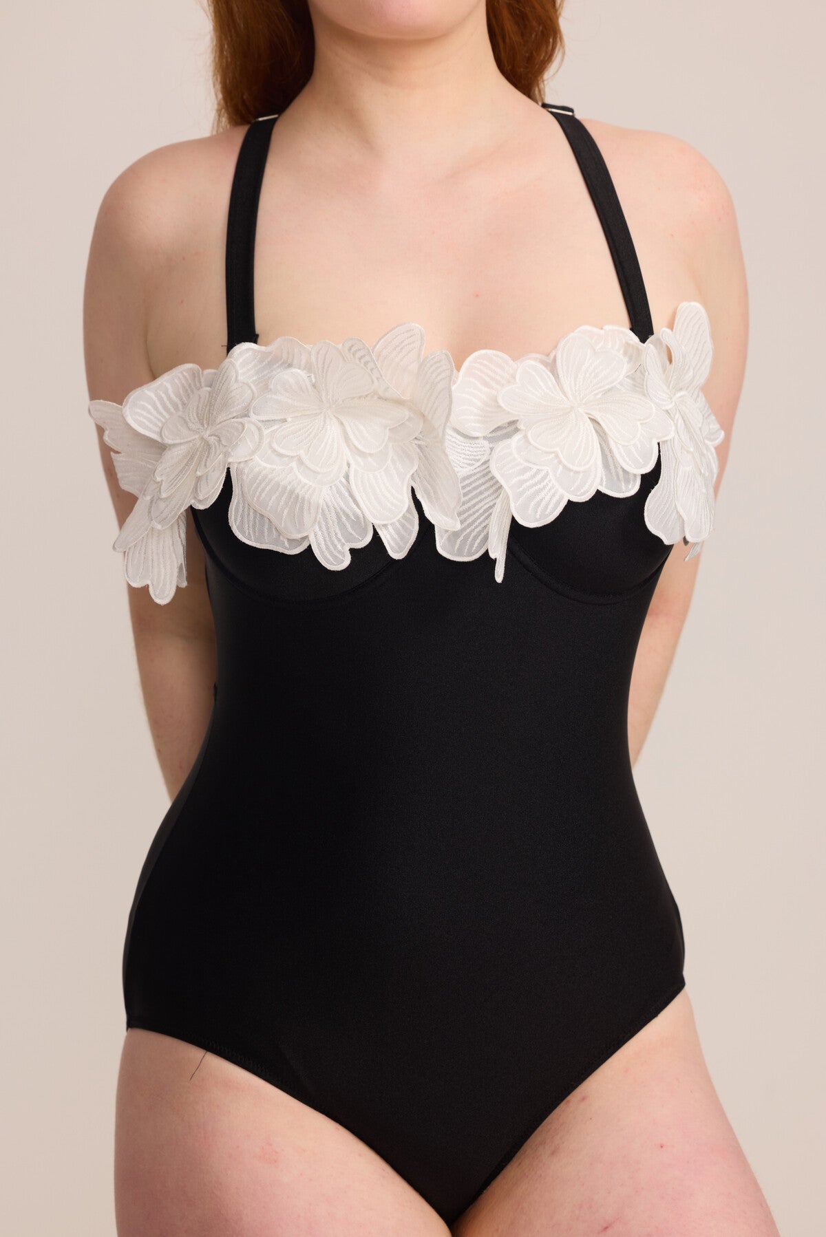 „Fleur Noire“ – Eleganter Curvy- Badeanzug mit Blumen-Applikation