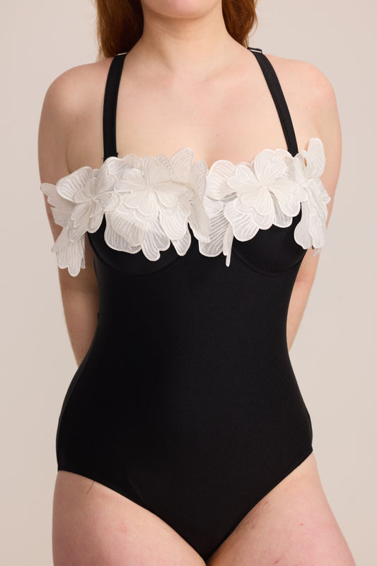 „Fleur Noire“ – Eleganter Curvy- Badeanzug mit Blumen-Applikation