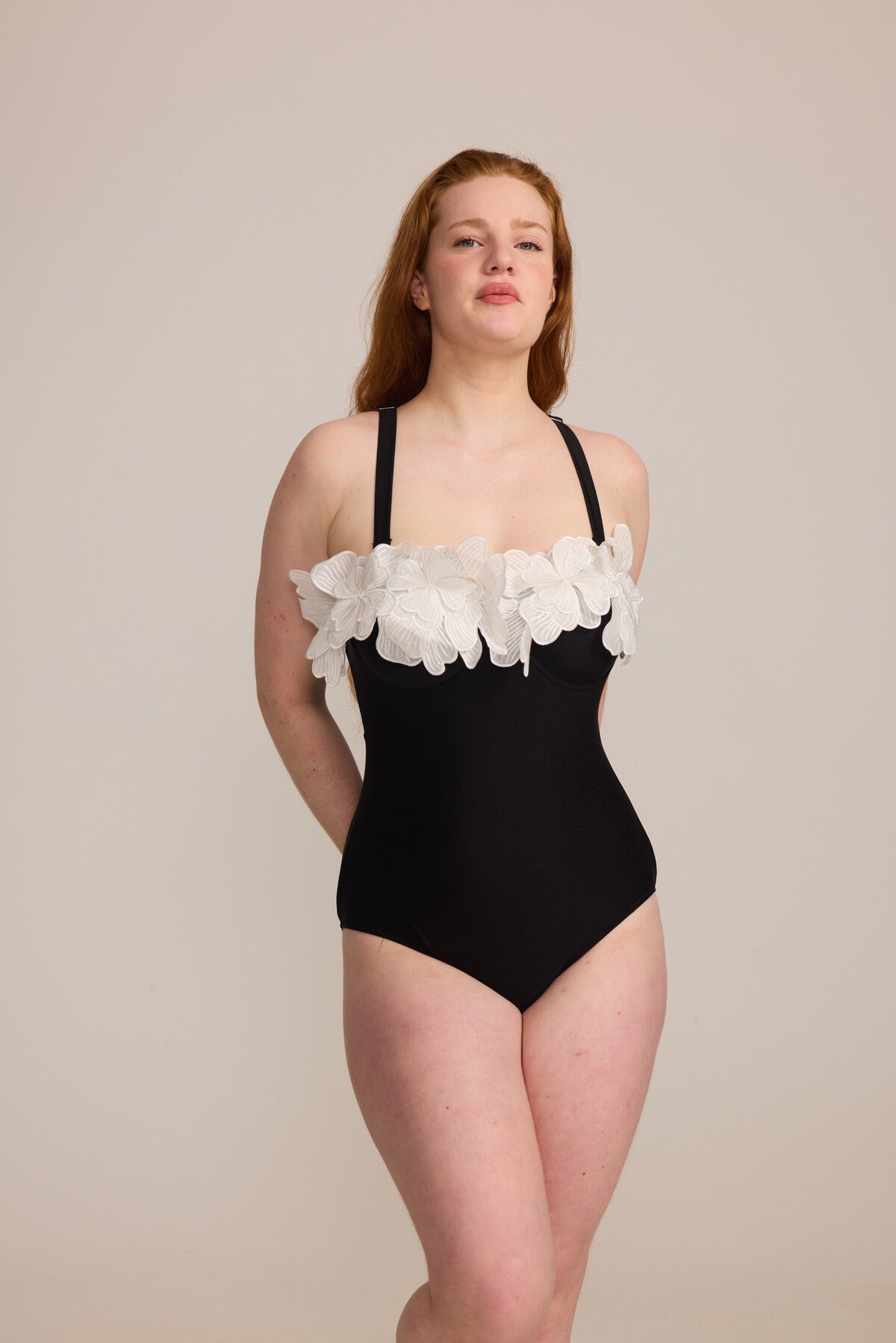 „Fleur Noire“ – Eleganter Curvy- Badeanzug mit Blumen-Applikation