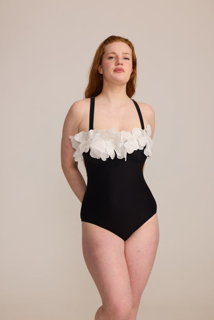 „Fleur Noire“ – Eleganter Curvy- Badeanzug mit Blumen-Applikation