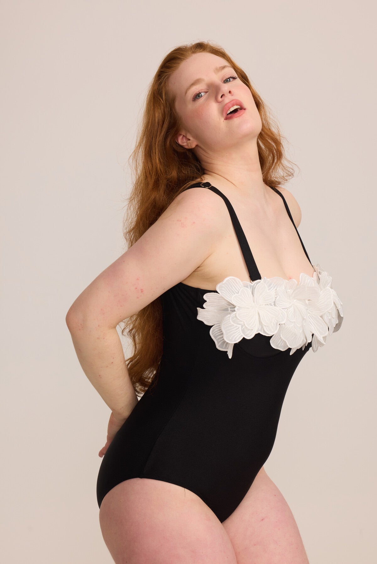 „Fleur Noire“ – Eleganter Curvy- Badeanzug mit Blumen-Applikation
