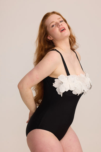 „Fleur Noire“ – Eleganter Curvy- Badeanzug mit Blumen-Applikation
